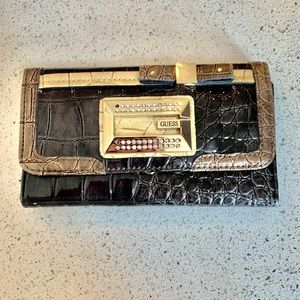 It is a small woman’s wallet and very spacious